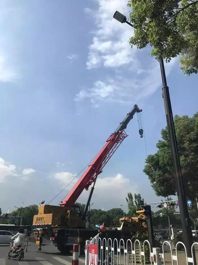 多杆合一路灯